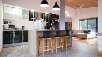 Een koelkast, een magnetron, een oven, een kookplaat