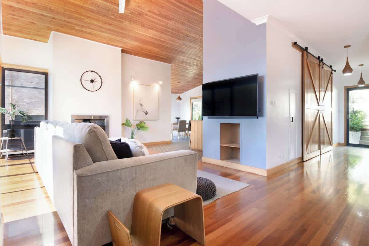TV, fireplace