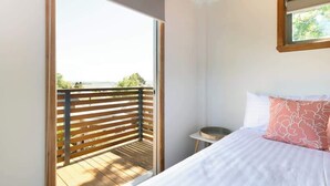 2 bedrooms, iron/ironing board, travel crib, WiFi - Little house on the hill (Riverside)