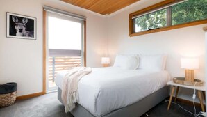2 bedrooms, iron/ironing board, travel crib, WiFi - Little house on the hill (Riverside)