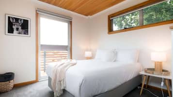 2 bedrooms, iron/ironing board, travel cot, WiFi