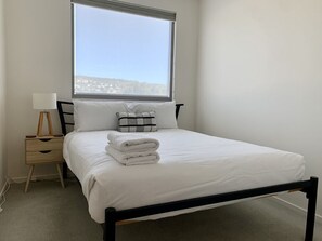 2 slaapkamers, een strijkplank/strijkijzer, reisbedje, wifi