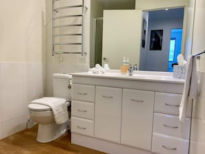 Een douche, een haardroger, shampoo