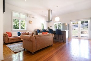 TV - Family-Friendly Comfort (West Launceston)