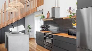 Kühlschrank, Mikrowelle, Ofen, Herdplatte