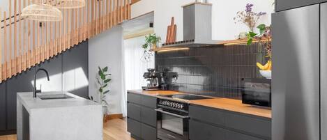 Refrigerador, microondas, horno, placa de cocina