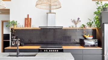 Een koelkast, een microgolfoven, een oven, een kookplaat