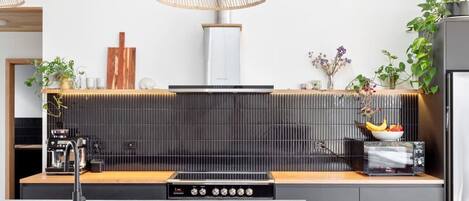 Frigorífico, microondas, horno y placa de cocina