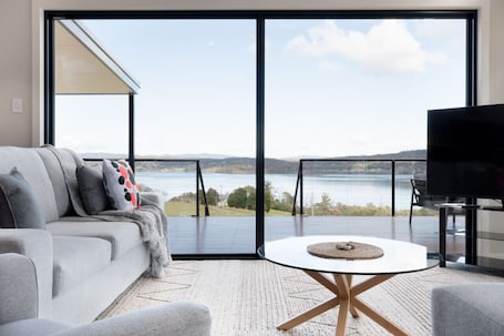 Smart TV. WedgeTail - Stunning River Views