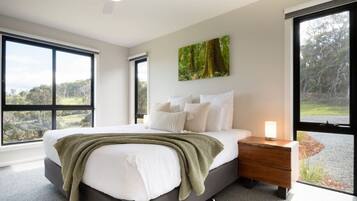 3 quartos, ferros/tábuas de passar roupa, berço de viagem