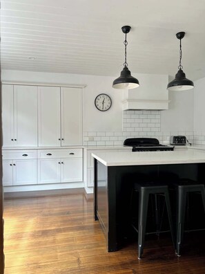 Fridge, microwave, oven, stovetop - Charming Heritage Home (Launceston)
