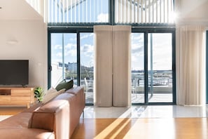 TV - Luxury Waterfront Stay! (Launceston)