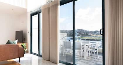 Luxury Waterfront Stay!