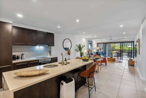 Réfrigérateur, micro-ondes, four, plaque de cuisson