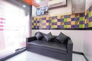 Lobby sitting area - Fabexpress Raj Palace (Mumbai)