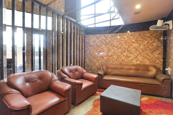 Lobby sitting area - Fabhotel Chamiers Park (Chennai)