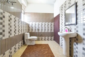 Habitació Deluxe | Bany | Dutxa, capçal de dutxa tipus cascada i articles de tocador gratuïts 