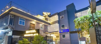 Fabhotel Dream Palace