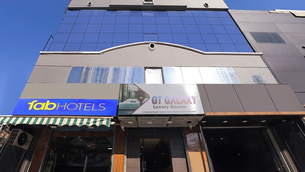 Un hotel con un letrero que dice 'fab hotels' y otro letrero que indica 'GT GALAXY Luxury Rooms'.