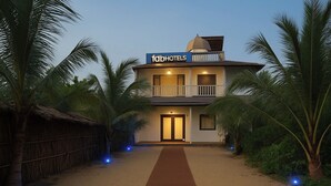 Un edificio de dos pisos con un letrero que dice 'fdhotels' en la parte superior.