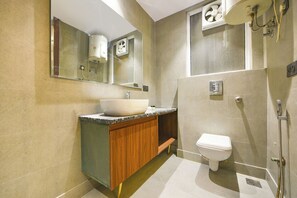 Dusche, Regendusche, kostenlose Toilettenartikel, Handtücher