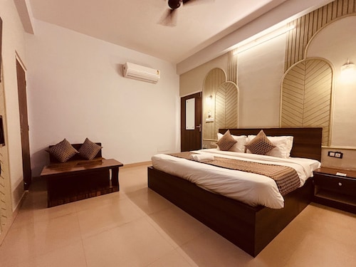 Fabhotel Majestic Heights