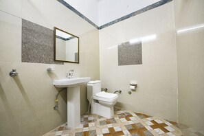 Shower, rainfall showerhead, free toiletries, towels