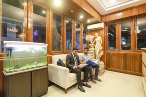 Lobby sitting area - Fabhotel Nk Courtyard (Chennai)