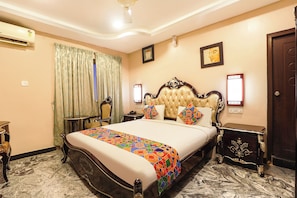 Egyptian cotton sheets, premium bedding, in-room safe, free WiFi