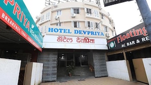 A hotel named Hotel Devpriya with a sign in multiple languages. - Fabhotel Devpriya (Chhatrapati Sambhajinagar)