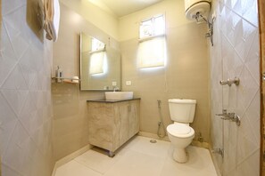 Duş, geniş duş başlığı, ücretsiz banyo/kozmetik ürünleri, havlu 