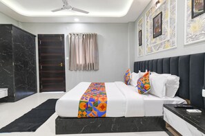 Egyptian cotton sheets, premium bedding, in-room safe, free WiFi - Fabhotel Rk (Indore)