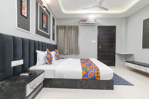 Egyptian cotton sheets, premium bedding, in-room safe, free WiFi