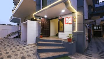 Pintu masuk properti