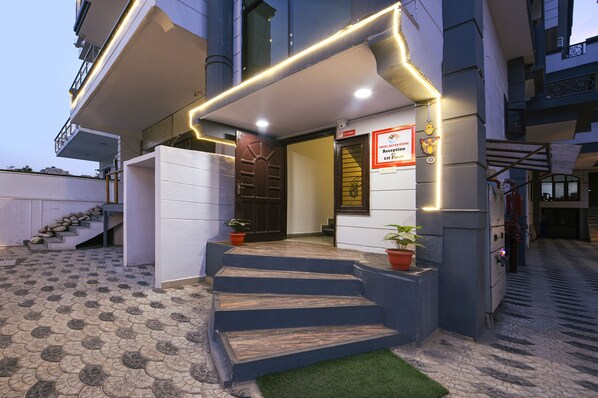 Property entrance - Fabhotel Silver Stone (Noida)