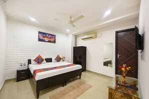 Egyptian cotton sheets, premium bedding, pillowtop beds, in-room safe - Fabhotel Silver Stone (Noida)