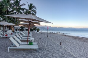 Chaises longues, serviettes de plage