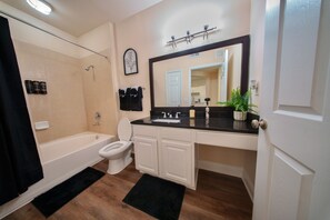 Haartrockner, Handtücher, Seife, Shampoo