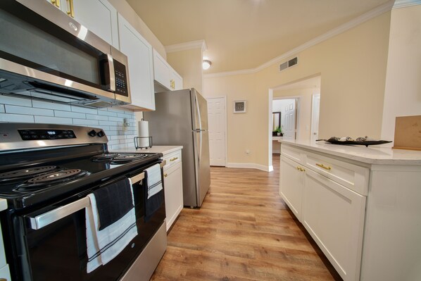 Kühlschrank, Mikrowelle, Ofen, Herdplatte