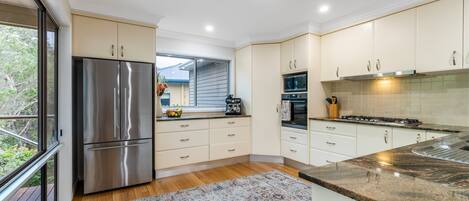 ثلاجة، ميكروويف، فرن، موقد طهي مسطح