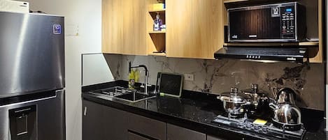 Een microgolfoven, een kookplaat