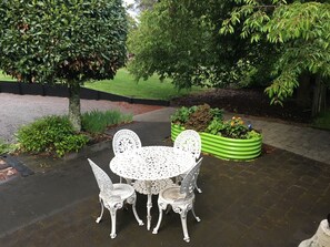 Outdoor dining - "The Homestead" Acacia Bay, close to The Bay Bar Brasserie & famous L'arte Cafe. (Taupo)