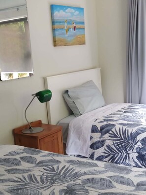 3 bedrooms, iron/ironing board, free WiFi, bed sheets - "The Homestead" Acacia Bay, close to The Bay Bar Brasserie & famous L'arte Cafe. (Taupo)
