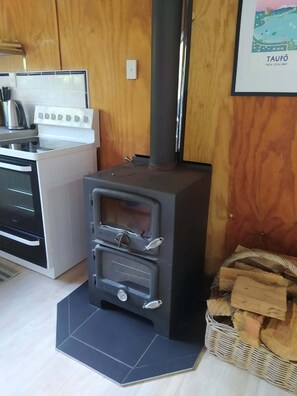 Fridge, microwave, oven, stovetop - "The Homestead" Acacia Bay, close to The Bay Bar Brasserie & famous L'arte Cafe. (Taupo)