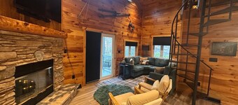 Charming, NEWLY Renovated, 3 Bedroom Cabin by the Creek, Minutes from 7 Springs