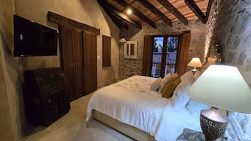 2 chambres, coffres-forts dans les chambres, fer et planche à repasser