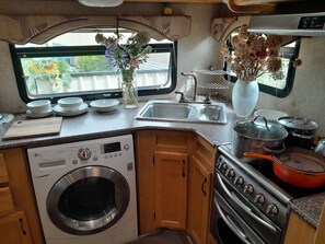 Fridge, microwave, oven, stovetop - Caravan large kitchen shower toilet fridge airconditioned washing machine (Bordertown)