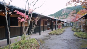 Ein Korridor mit traditioneller japanischer Architektur, einem Getränkeautomaten und einem Wegweiser.