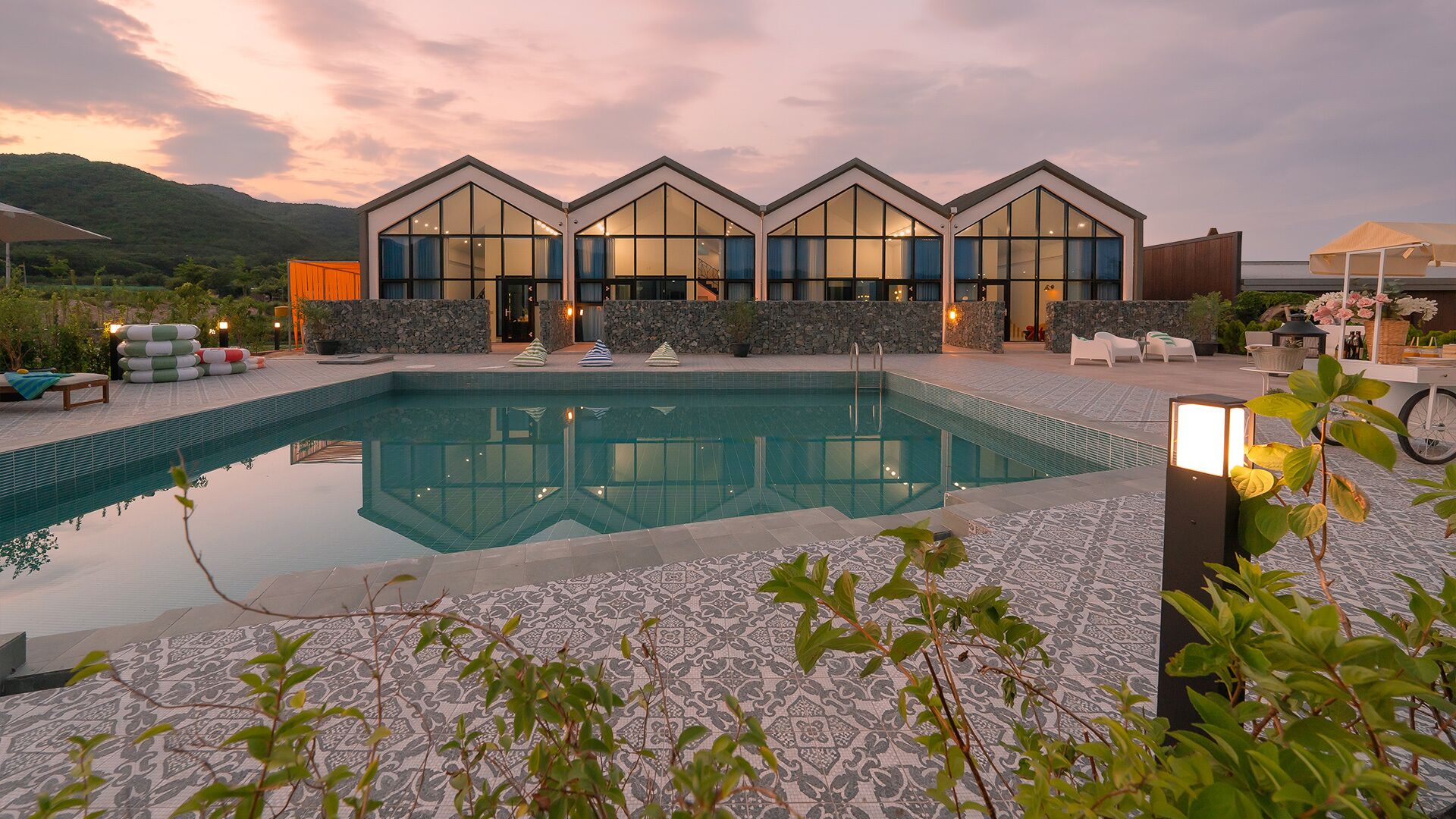 Piscina interna, piscina externa sazonal