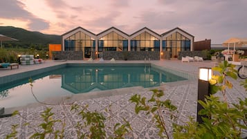 Piscine couverte, piscine extérieure (ouverte en saison)